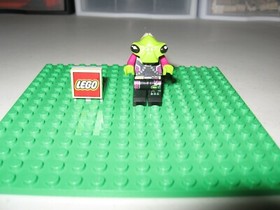 LEGO MINIFIGURE ALIEN PILOT CAME IN 4 SET'S IN 2011