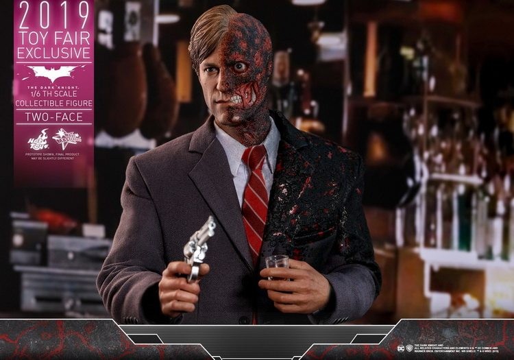 Hot Toys MMS546 Batman The Dark Knight - Two-Face (Harvey Dent) 12