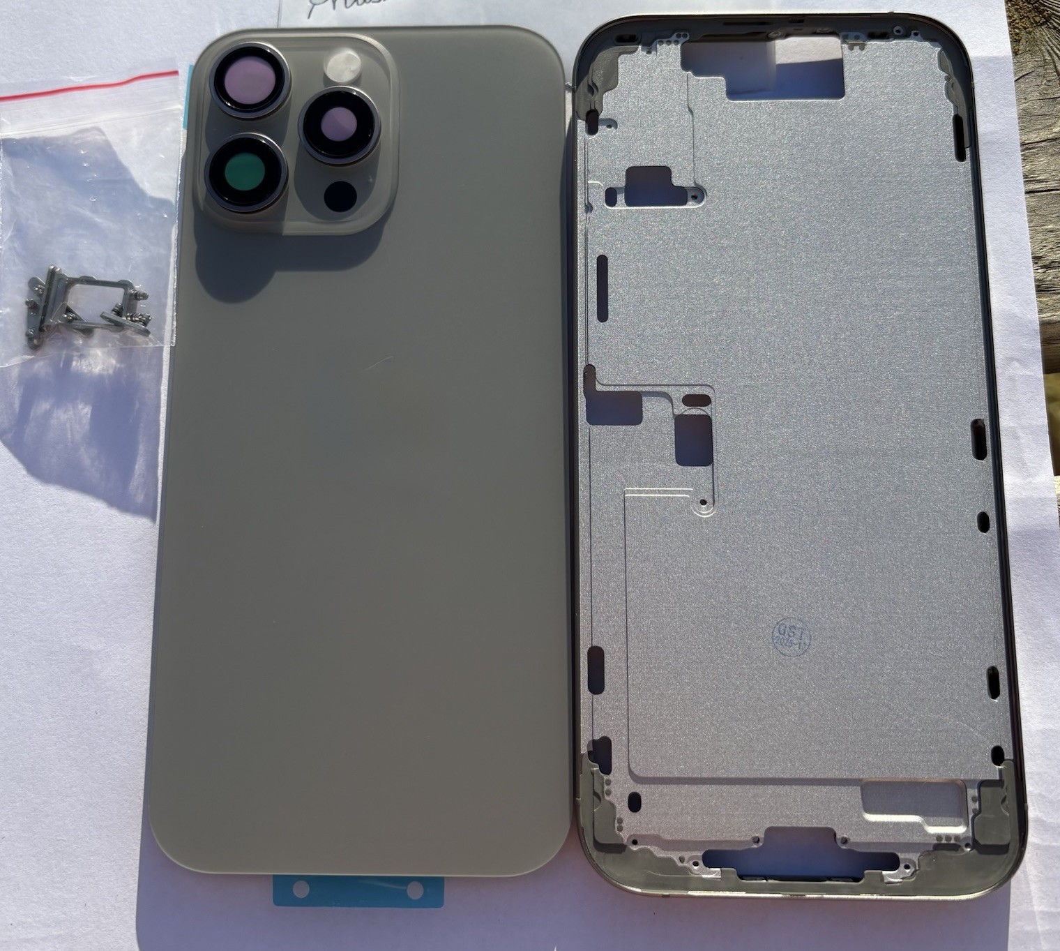 Châssis iPhone 16 Pro Max titane naturel nu pour reconditionnement et changement de couleur
