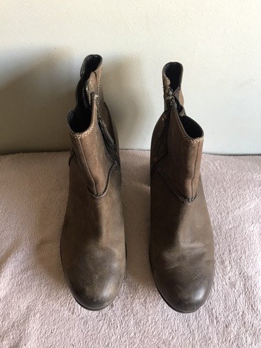 Clarks Ankle Boots Brown Distressed Nubuck Leather Block Heel Size 7E VGC - Picture 7 of 9