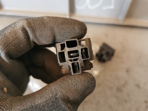 Original NEU BMW 3er E21 Steckergehäuse für Anlassrelais 1359470