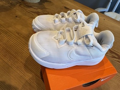 Kleinkind Nike Star Runner 4 weiß Turnschuhe Größe 5.