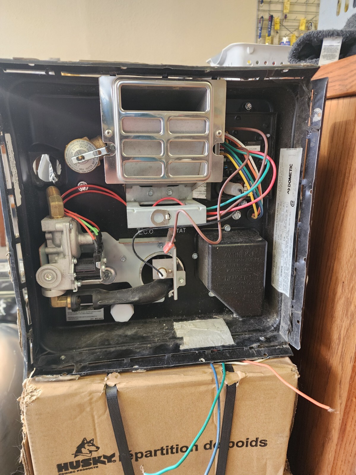 Dometic 6 gallon water heater. wh6gea. 10,000 btu, 1400 watt electric