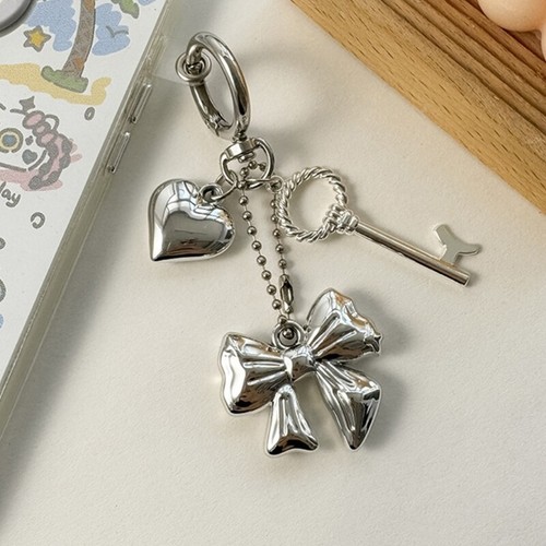 Stylish Bowknot Pendant Keychain with Silver Heart Adornment for Keys and Bags - Zdjęcie 3 z 8
