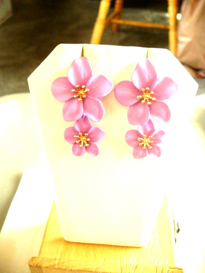 PÚRPURA DIFERENTE TAMAÑO DOBLE COLGANTE FLORES Betsey Johnson Pendientes Pierced Foto 2 de 4