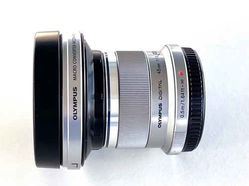 Olympus M.Zuiko Digital ET-M4518 45 mm F/1.8 MSC silber Objektiv mit Zubehör - Bild 7 von 7
