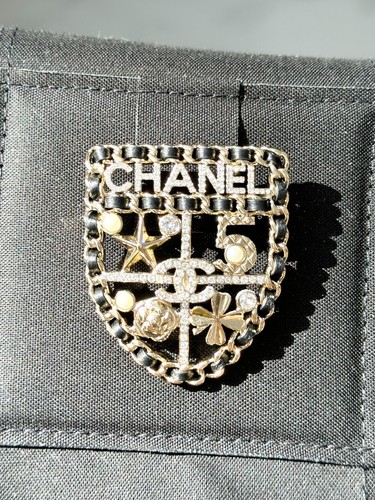 CHANEL 2023V GOLDEN CC LOGO BLACK LEATHER CHAIN SHIELD BROOCH PIN CHARM - Picture 14 of 23