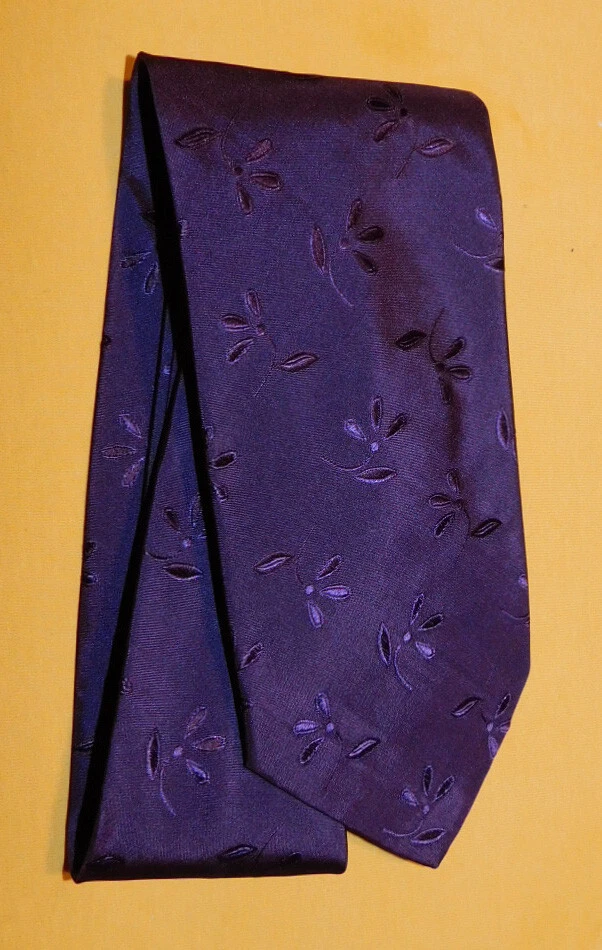 CORBATA PARA HOMBRE HUGO BOSS HECHA EN ITALIA CON MOTIVO DE HOJA BORGOÑA - CORBATAS - CORBATAS DE DISEÑADOR. Foto 2 de 3