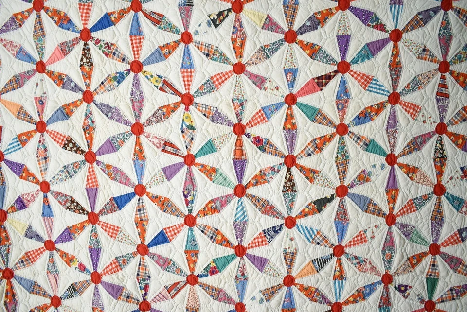 DAZZLING Vintage 40's Wagon Wheel Antique Patchwork Quilt, Solid Red Accents! - Image 2 of 4