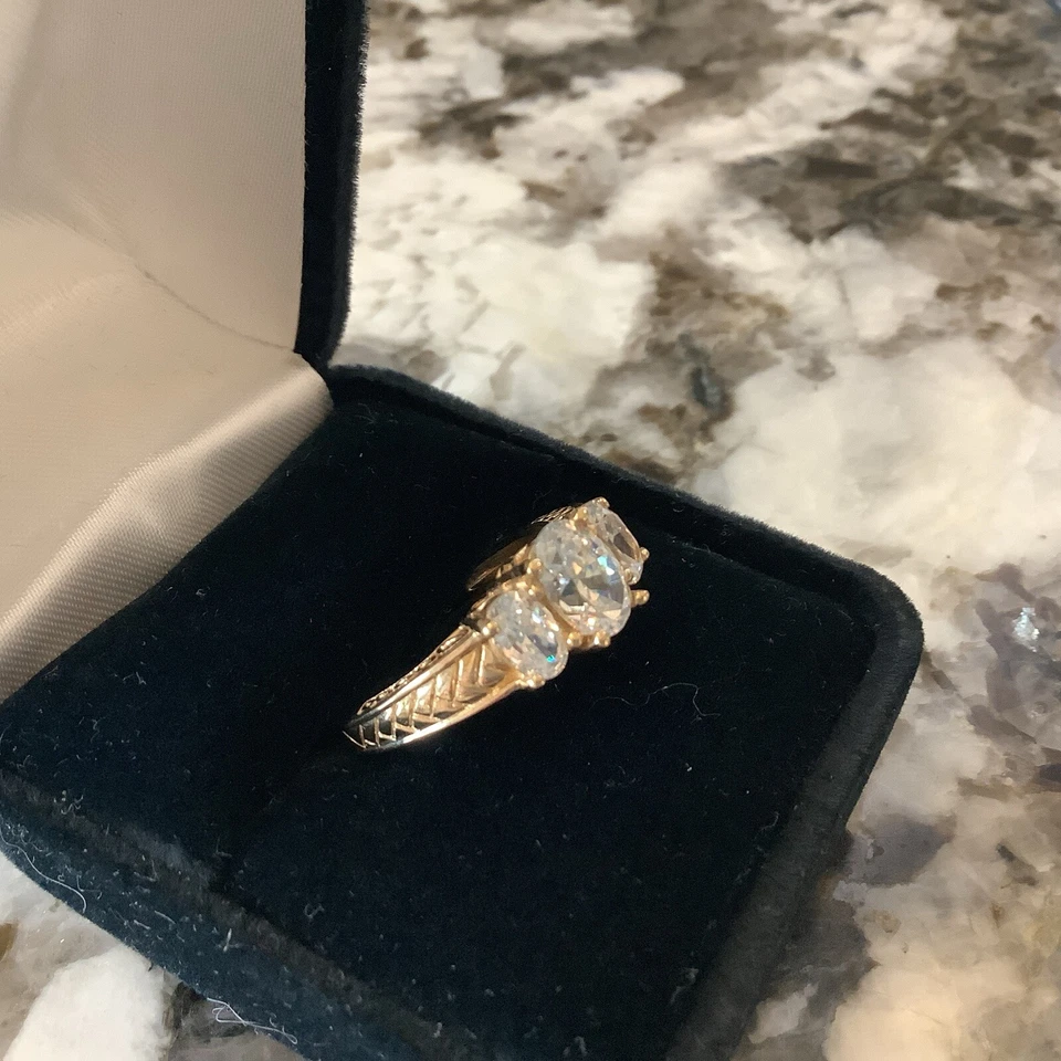14 K 3 Stone Diamonique Simulated Diamond Ring Size 9 - Изображение 4 из 4