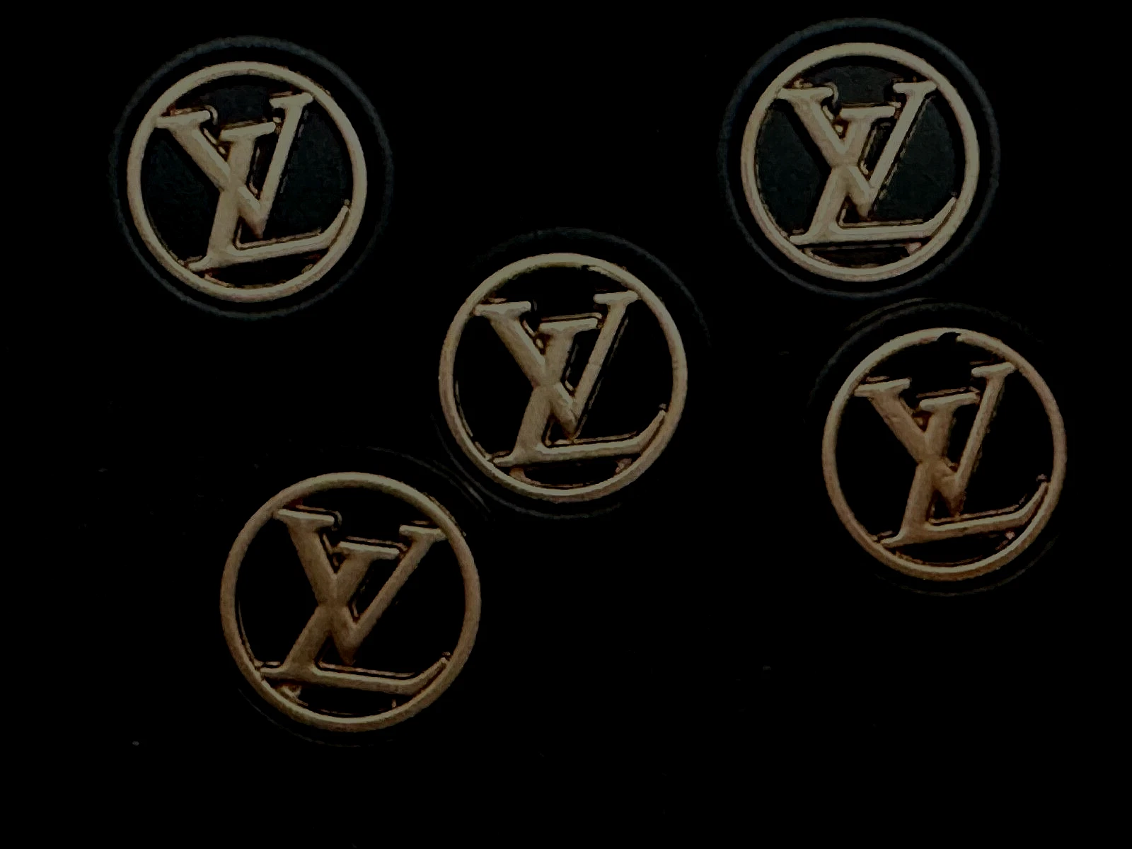 LOUIS VUITTON（LV） 5 BOTTONI VINTAGE LOUIS VUITTON LV 20mm 5pz metallizzati oro su nero ICONIC LV