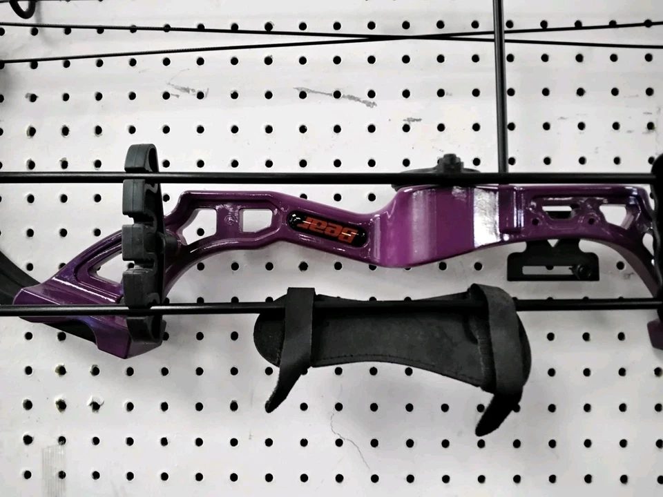 Bear Brave Youth Compound Bow Archery Target Hunting - Image 3 of 4