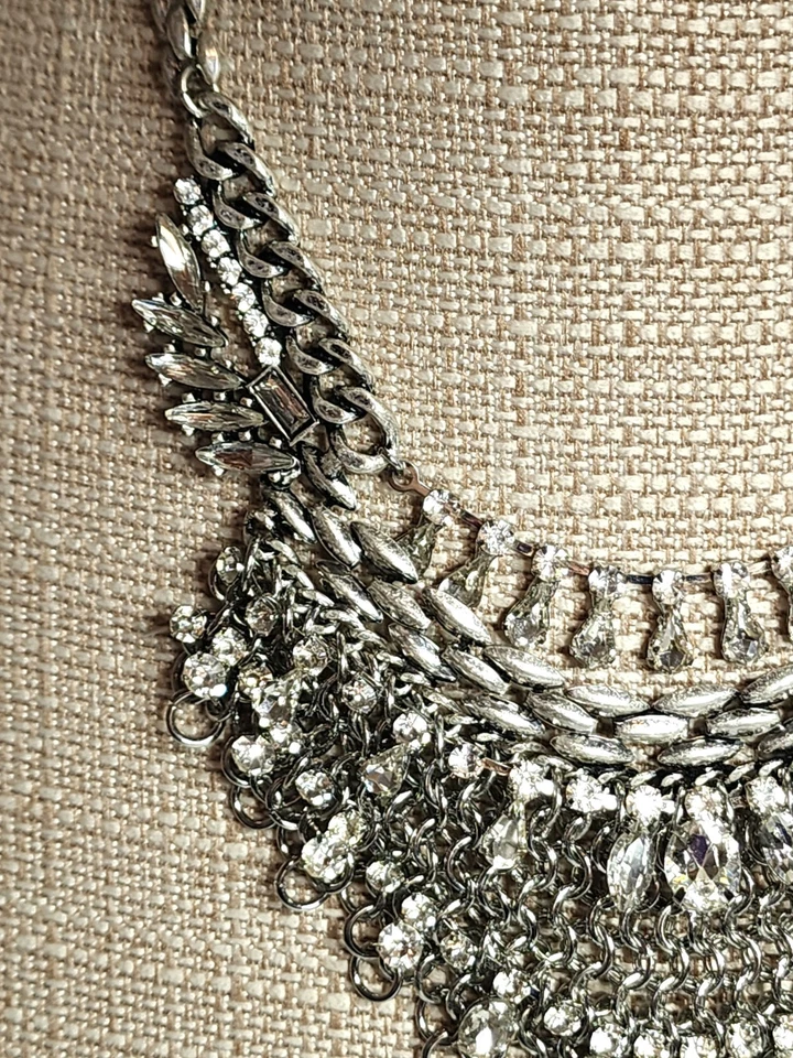 Collar babero "Express" cadena correo pedrería tono plata  Foto 3 de 4