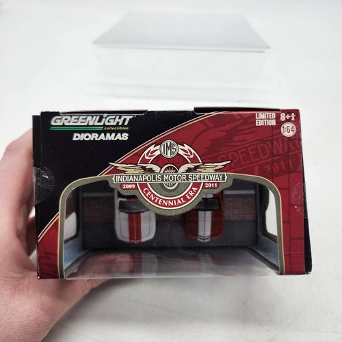 UH Greenlight 2010 2011 Indianapolis 500 Chevy Camaro Pace Cars Set Diorama New - Picture 5 of 12