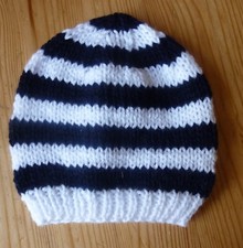 DERBY COUNTY FOOTBALL COLOURS NEWBORN BABY BEANIE HAND KNITTED IN BLACK  WHITE