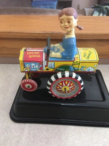 MARX DORA QUEEN OF THE CAMPUS CRAZY CAR WIND UP ~ WORKS