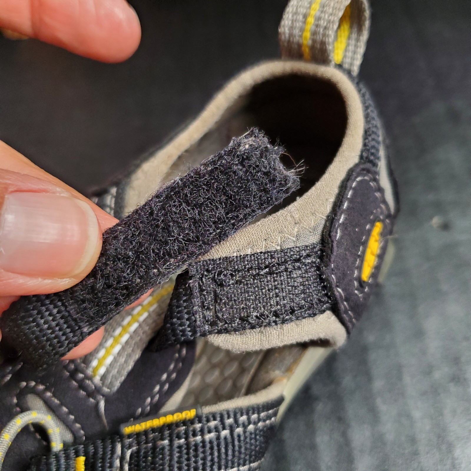 Sandali da trekking Keen Newport H2 nero grigio giallo punta chiusa bambino taglia 11 EU 29