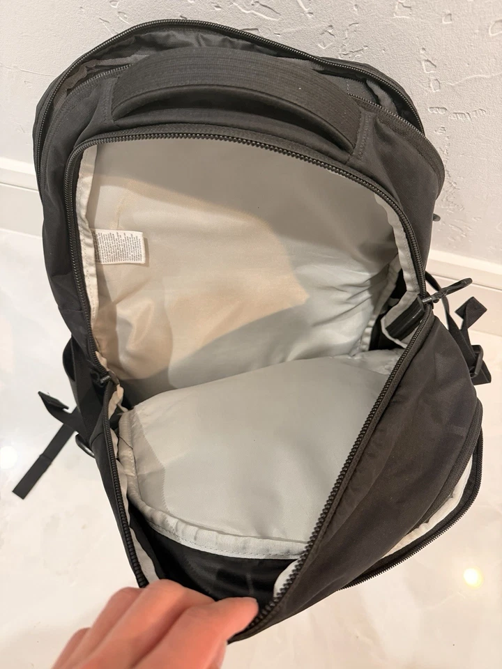 The North Face 路由器 40L TNF 黑色背包 100% 正品 — 第 2/4 张图片