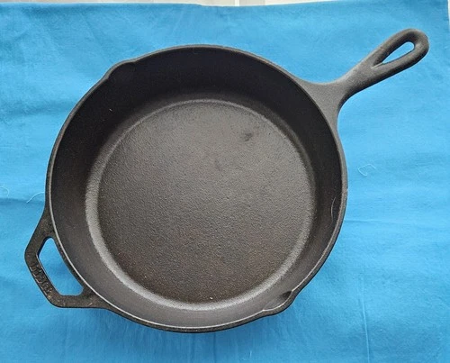 Vintage Lodge Cast Iron Skillet 8SK 10 1/4" with Assist Handle Double Pour Pan