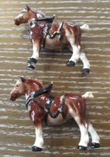 VNTG Hagen-Renaker RETIRED Clydesdale Draft Horses w GOLD Bobs Harness Set of 2