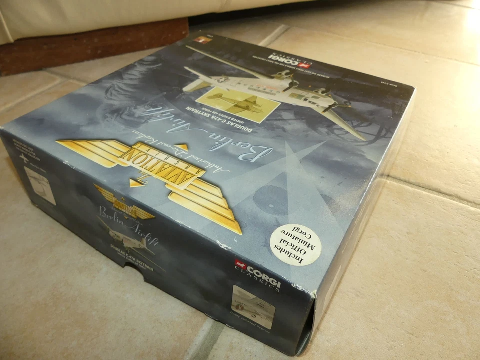 AVION DOUGLAS C-47A SKYTRAIN US AIR FORCE CORGI 47101 1:444 - Photo 4/4