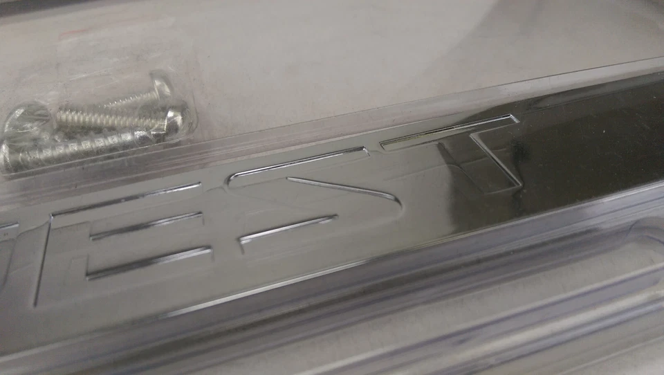 Nuevo marco de licencia de metal con tapa de rosca grabada cromada letra Nissan Quest Foto 4 de 4