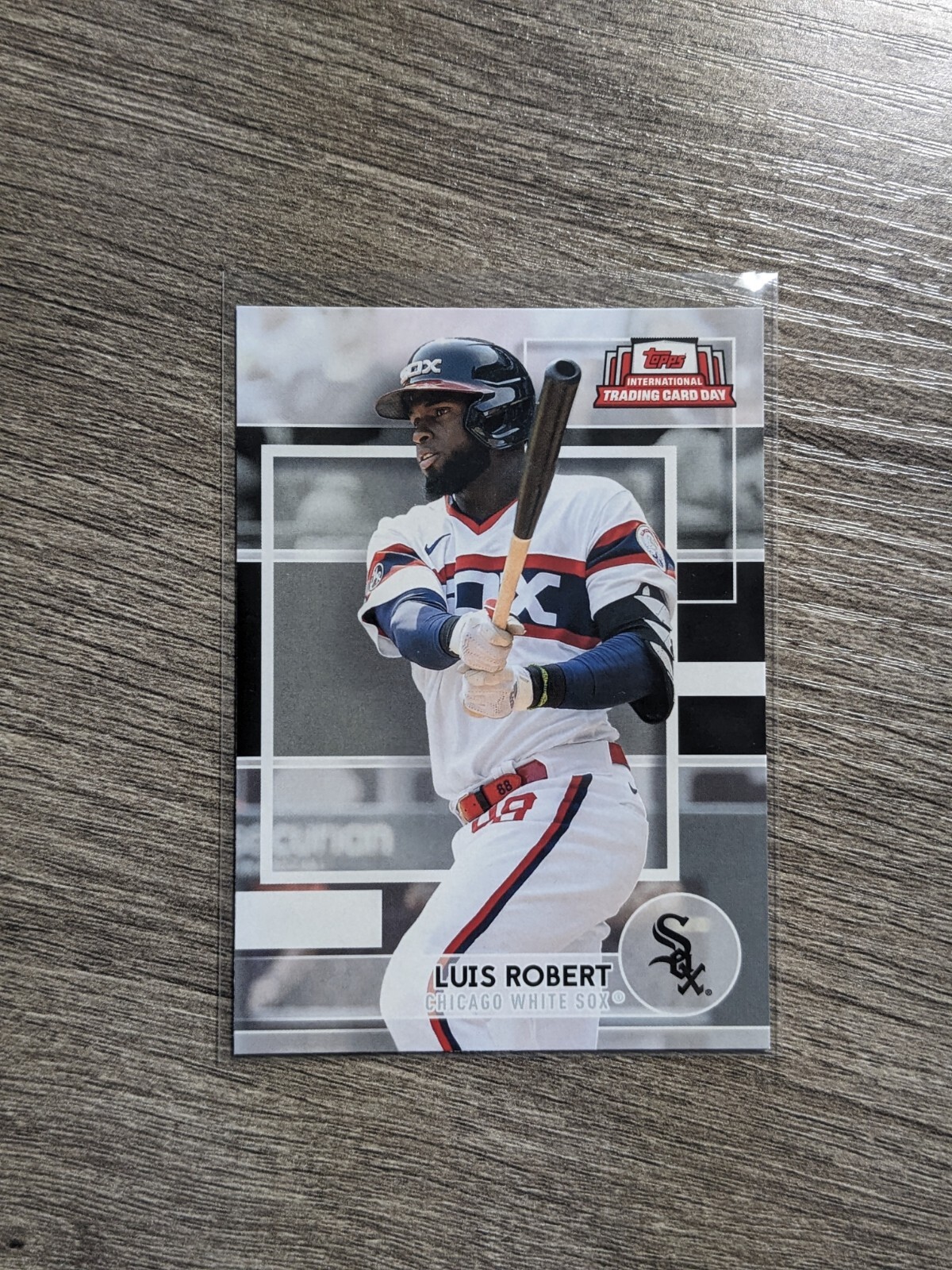 Luis Robert Chicago White Sox 2022 Topps International Trading Card Day #NTCD-7