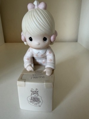 Precious Moments 1987 ''Sharing Is Universal'' Figurine E-0007