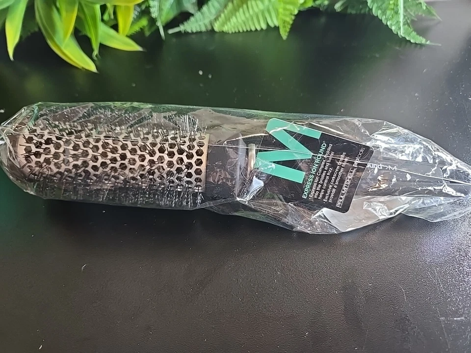 Cepillo redondo de aluminio Paul Mitchell Pro Tools Express Ion mediano 1,97" Foto 2 de 2