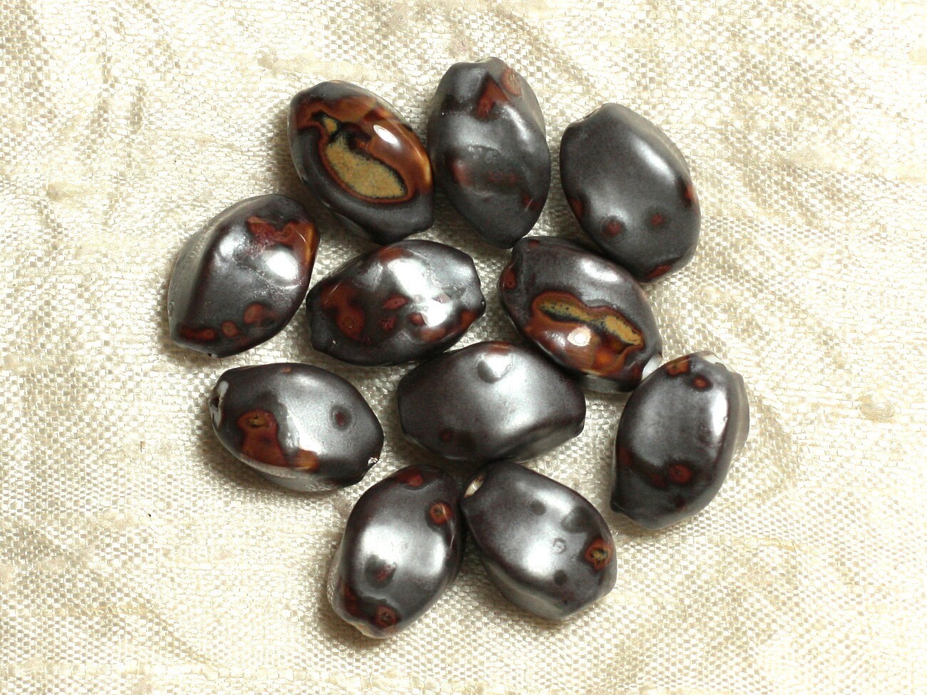 Perles Porcelaine Olives Twist 16mm Gris Argenté, Finition Artisanale Dorée