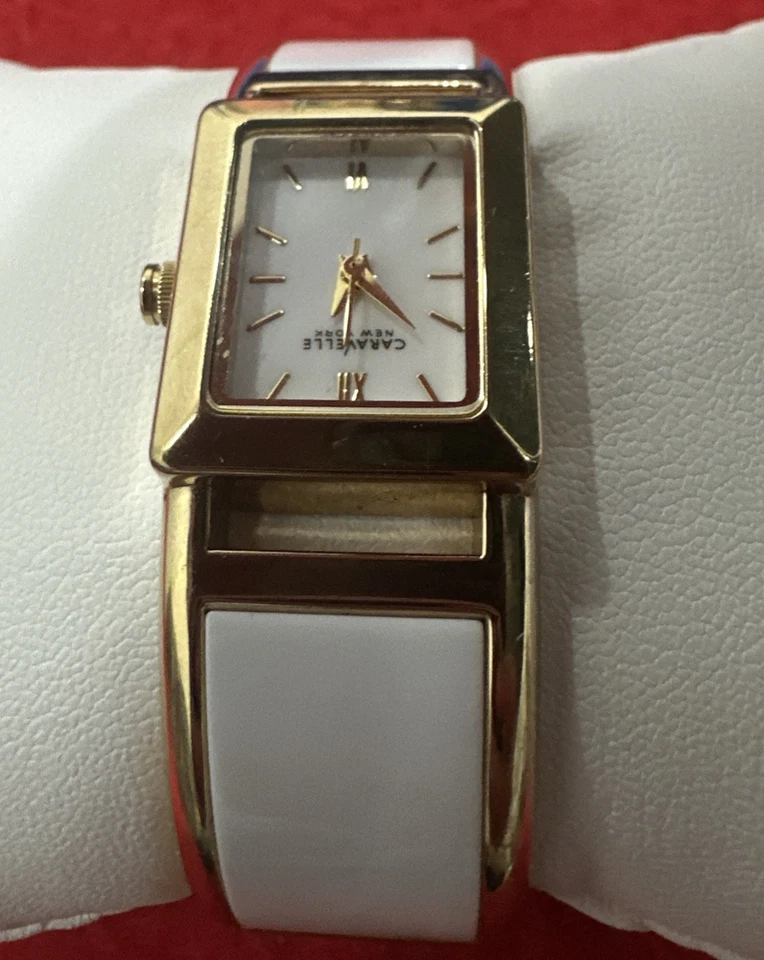 Reloj brazalete bicolor Caravelle New York by Bulova 44L143 para mujer Foto 3 de 4