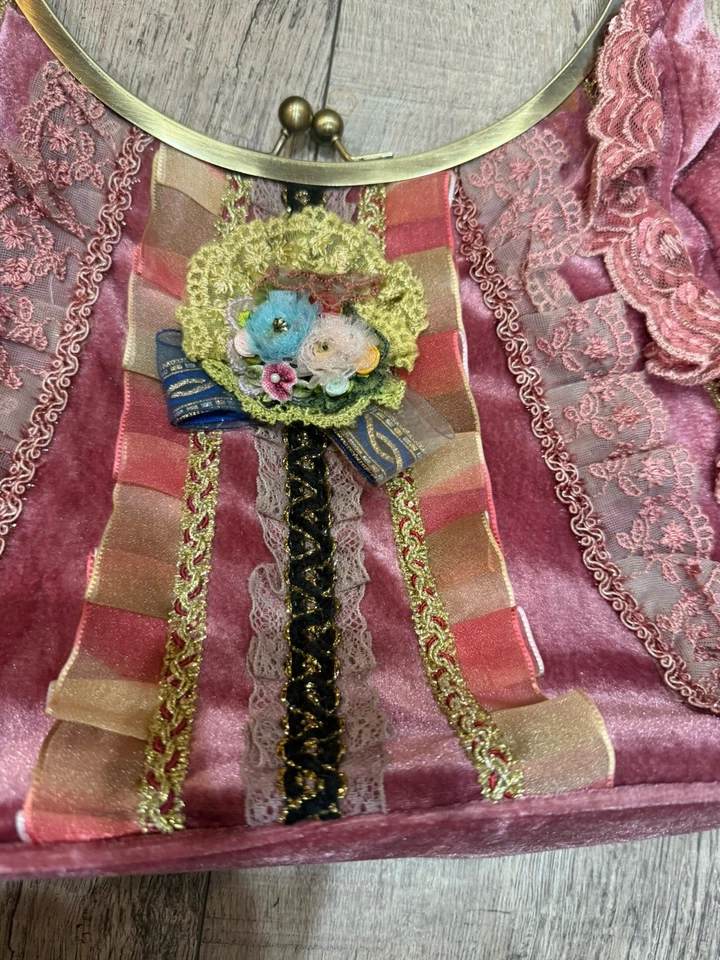 Nuevo sin etiquetas Bolso Nicole Lee Rosa Terciopelo Encaje Look Vintage Embellecido Boho Femenino Foto 3 de 4