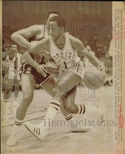 1976 Press Photo Warriors' rookie Gus Williams elbows past Bullets' Clem Haskins