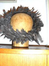 wunderschöner Kranz aus Perlhuhnfedern (Mollen) , Kopf - 57/58 cm