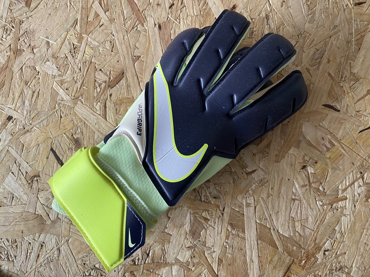 grip 3 goalkeeper gloves