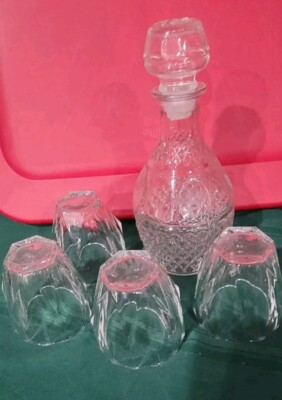 Vintage Crown royal Whiskey/Wine Decanter lot with 4 whiskey glasses