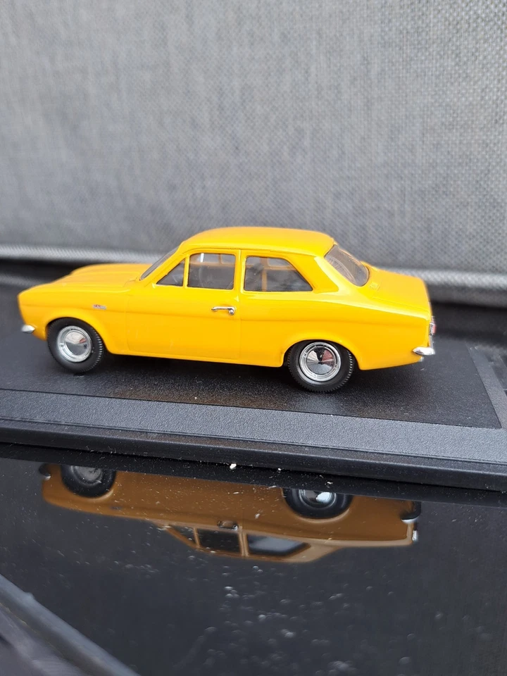 trofeu 501 ford escort 1300 gt mk1 muelle amarillo 1968 1/43 en vitrina y caja Foto 3 de 4