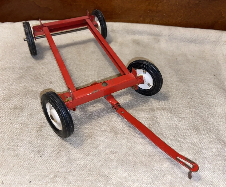 Vintage Tru-Scale Pressed Steel 1/16 White Rim Red 4-Wheel Farm Wagon Chassis - Image 4 of 4
