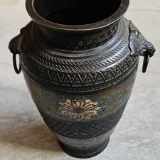 Messing Vase mit Blumenmotiv, Ringgriffen und Ornamentdekor, dunkel