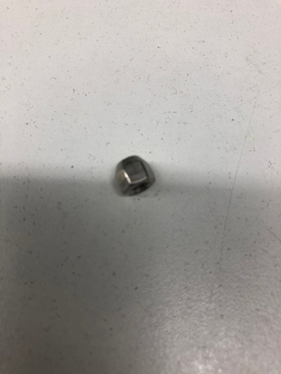 1 NOS OEM Harley Davidson 8-32 x 1/4