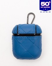 Sugerowana cena detaliczna 360 € BOTTEGA VENETA Skórzane Airpods Dopasowane etui Intrecciato Grawerowane logo