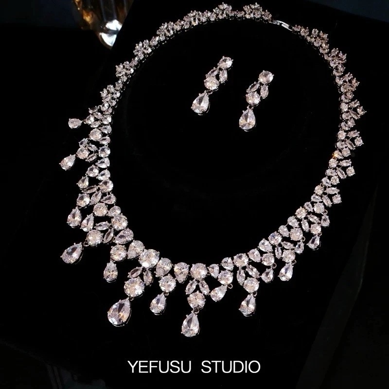 Conjunto de collar y pendientes de boda de novia de cristal de circonita Foto 2 de 3