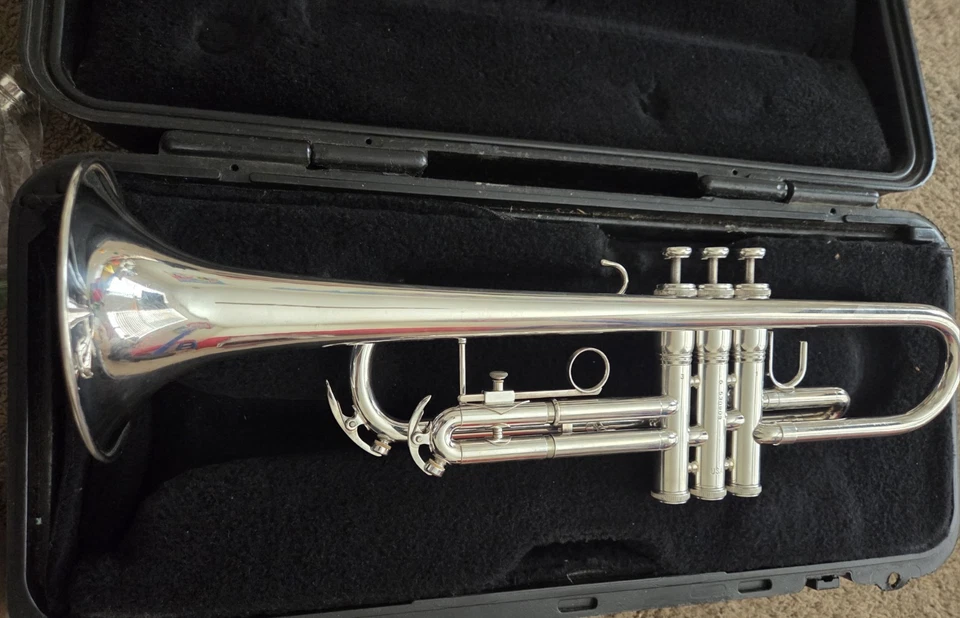 Bonita trompeta de plata King 601 con estuche y boquilla Vincent Bach 7C Foto 3 de 4