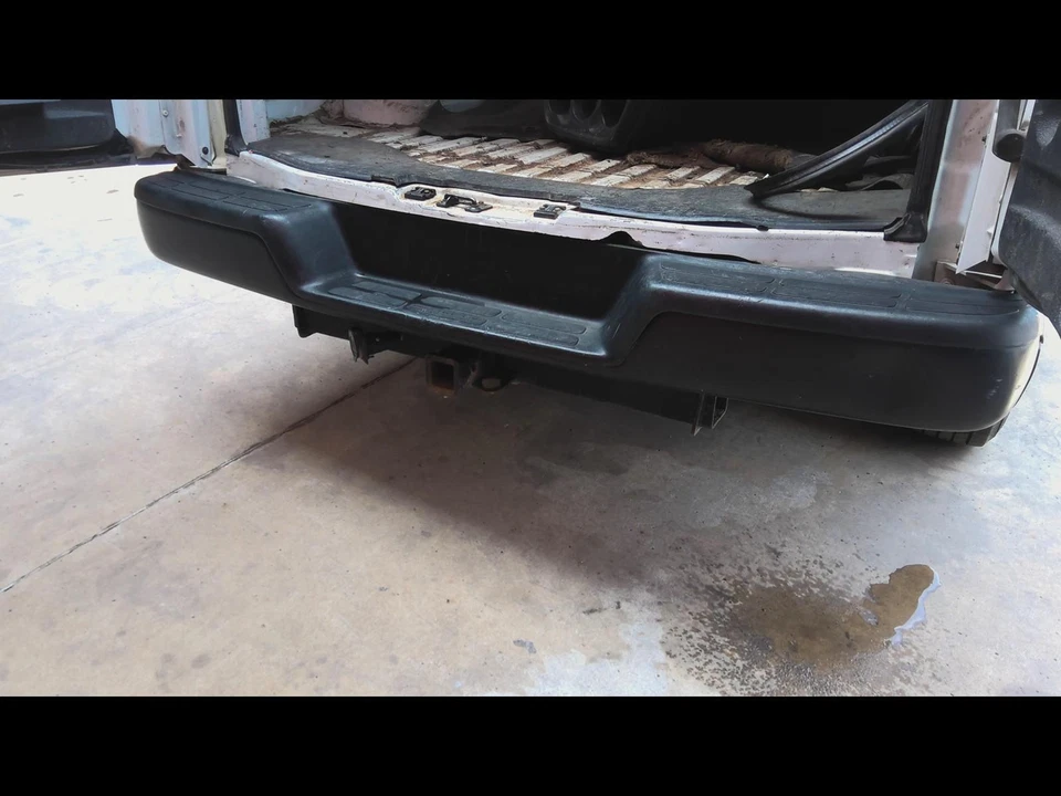Used Rear Bumper Assembly Rear fits: 2005 Chevrolet Express 3500 van painted Rea Foto 2 de 4