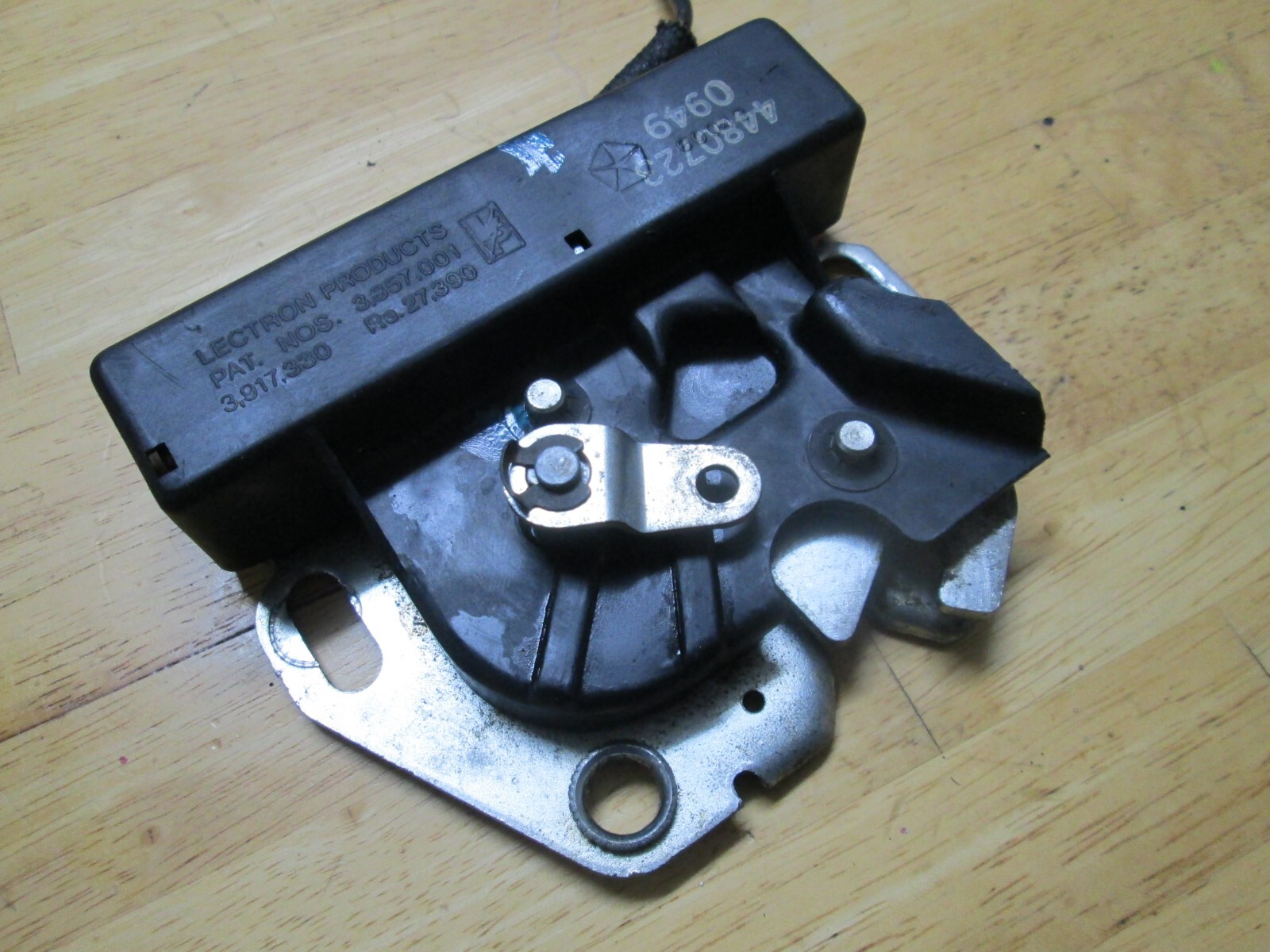 1989 CHRYSLER MASERATI TC PASSENGER SIDE POWER TONNEAU LATCH OEM