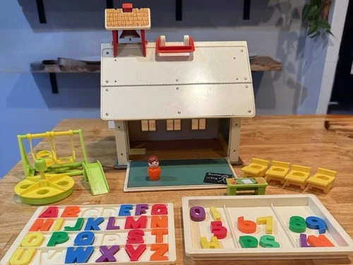 VTG 1975 Fisher Price Little People Play Family School House Accessories #923