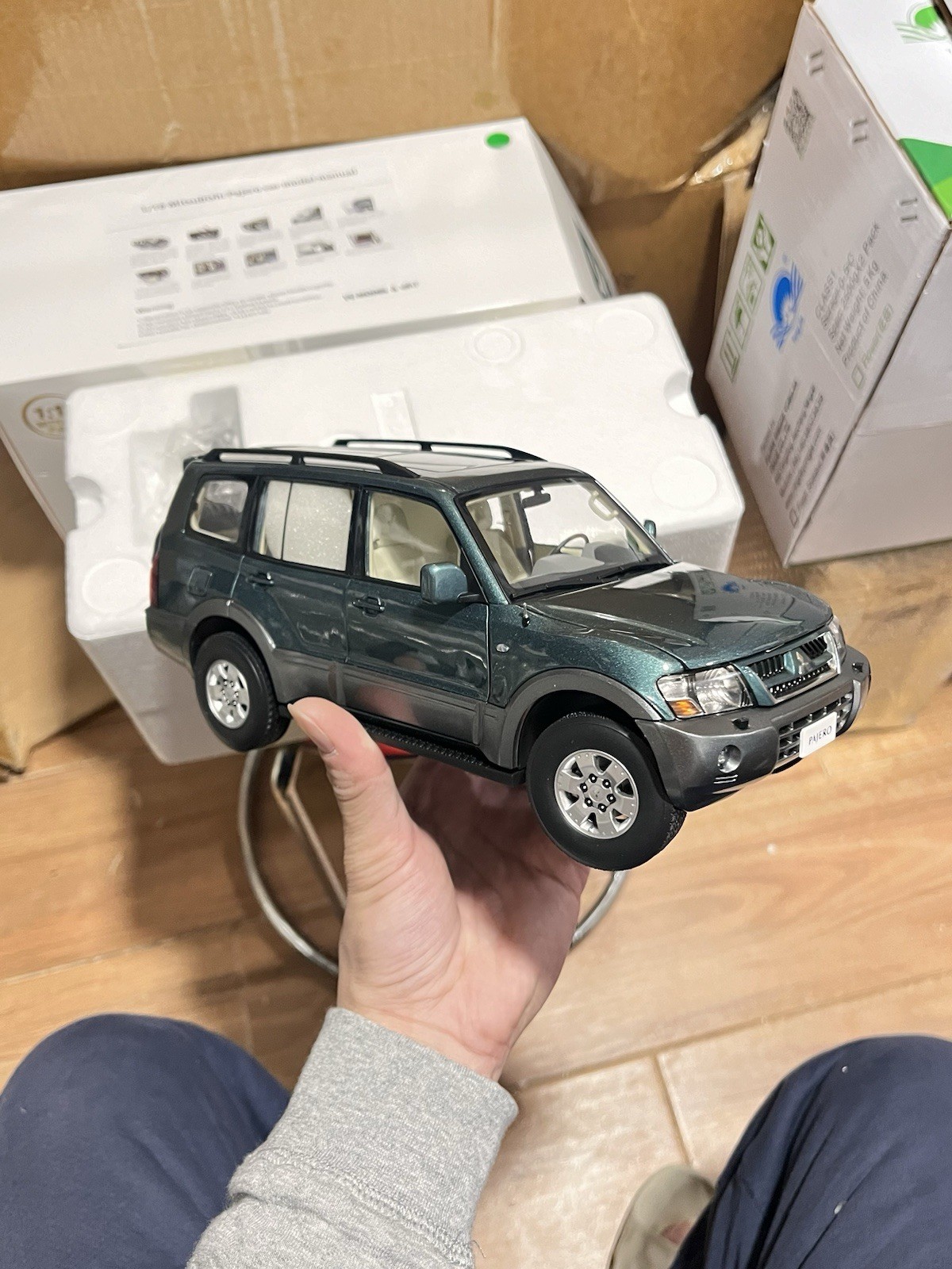 1:18 Scale Mitsubishi Montero Pajero Amazon Green Pearl Diecast Model Car