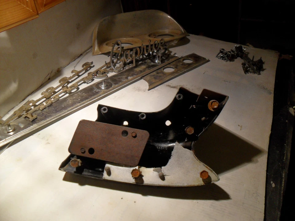 Oldsmobile Starfire 1962, Holliday Dunamic 88-98 R.H. extensión guardabarros delantero Foto 4 de 4