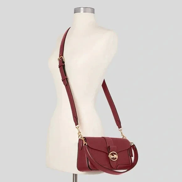 Borsa a tracolla Coach Georgie in pelle di bufalo goffrata ciliegia