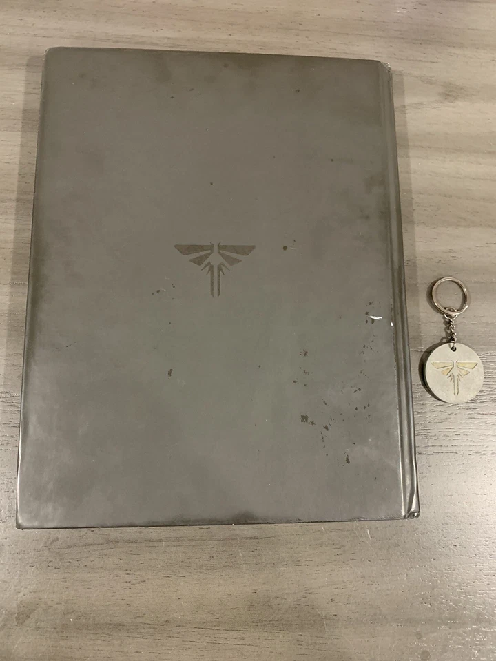The Last Of Us Limited Edition Hardcover Strategy Guide 2013 W Firefly Keychain Foto 2 de 4